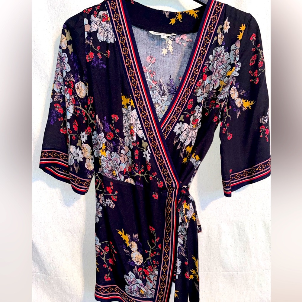 Black & Red Floral “Kimono style” wrap-around fabric tie sash blouse. - Picture 3 of 11